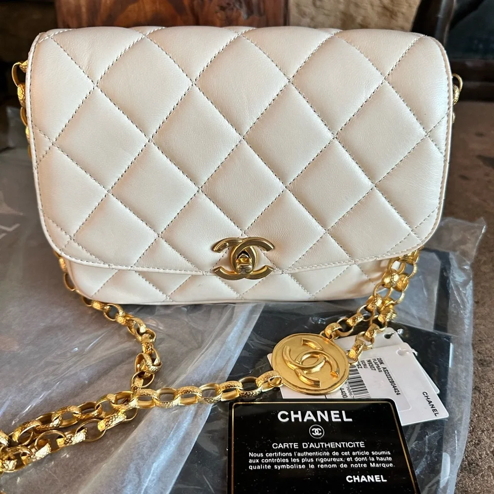🚫SOLD🚫Auth. Chanel 2020 Lambskin flap w logo chain - Picture 4 of 14
